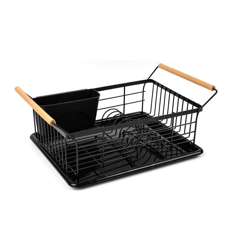 Un égouttoir à bols et assiettes avec un manche en bois