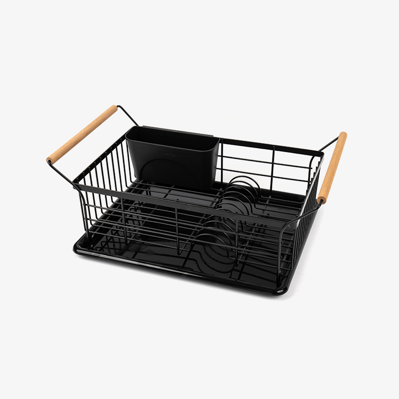 Un égouttoir à bols et assiettes avec un manche en bois