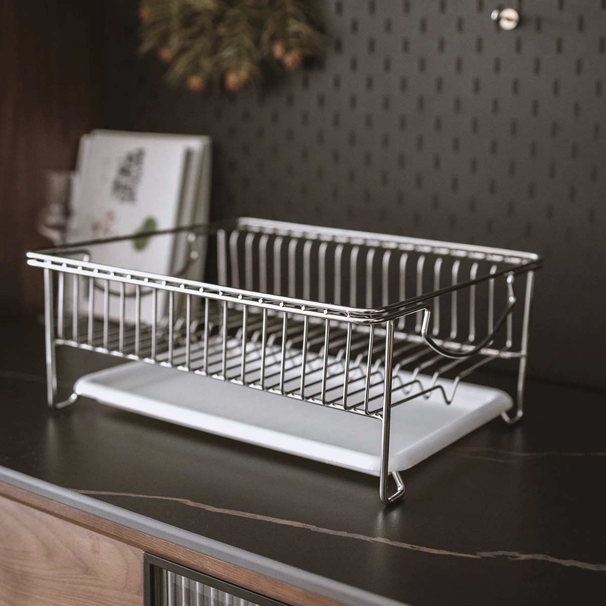 Comment un support de rangement en métal pour la maison se compare-t-il à un support en bois ?